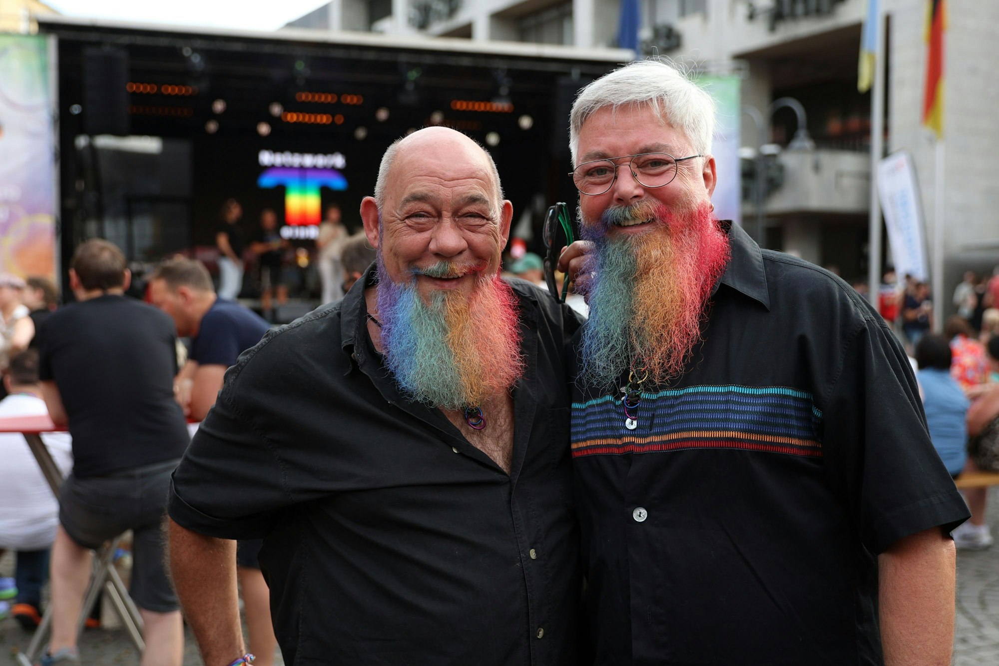 19.07.2024
Köln:
Cologne Pride (CSD) in der Kölner Altstadt.
Bühne am Altermarkt
Andreas und Georg mit guten Bärten
Foto: Martina Goyert