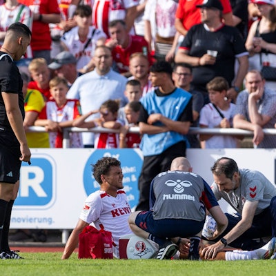 Testspiel: 1. FC Köln - VV St. Truiden, 19.07.2024 Max Finkgräfe 1. FC Köln, 35 muss behandelt werden. Testspiel, 1. FC Köln - VV St. Truiden, am 19.07.2024, Heinz-Flohe-Stadion, Euskirchen *** Test match 1 FC Köln VV St Truiden, 19 07 2024 Max Finkgräfe 1 FC Köln, 35 must be treated Test match, 1 FC Köln VV St Truiden, on 19 07 2024, Heinz Flohe Stadion, Euskirchen Copyright: xBEAUTIFULxSPORTS/Meuselx