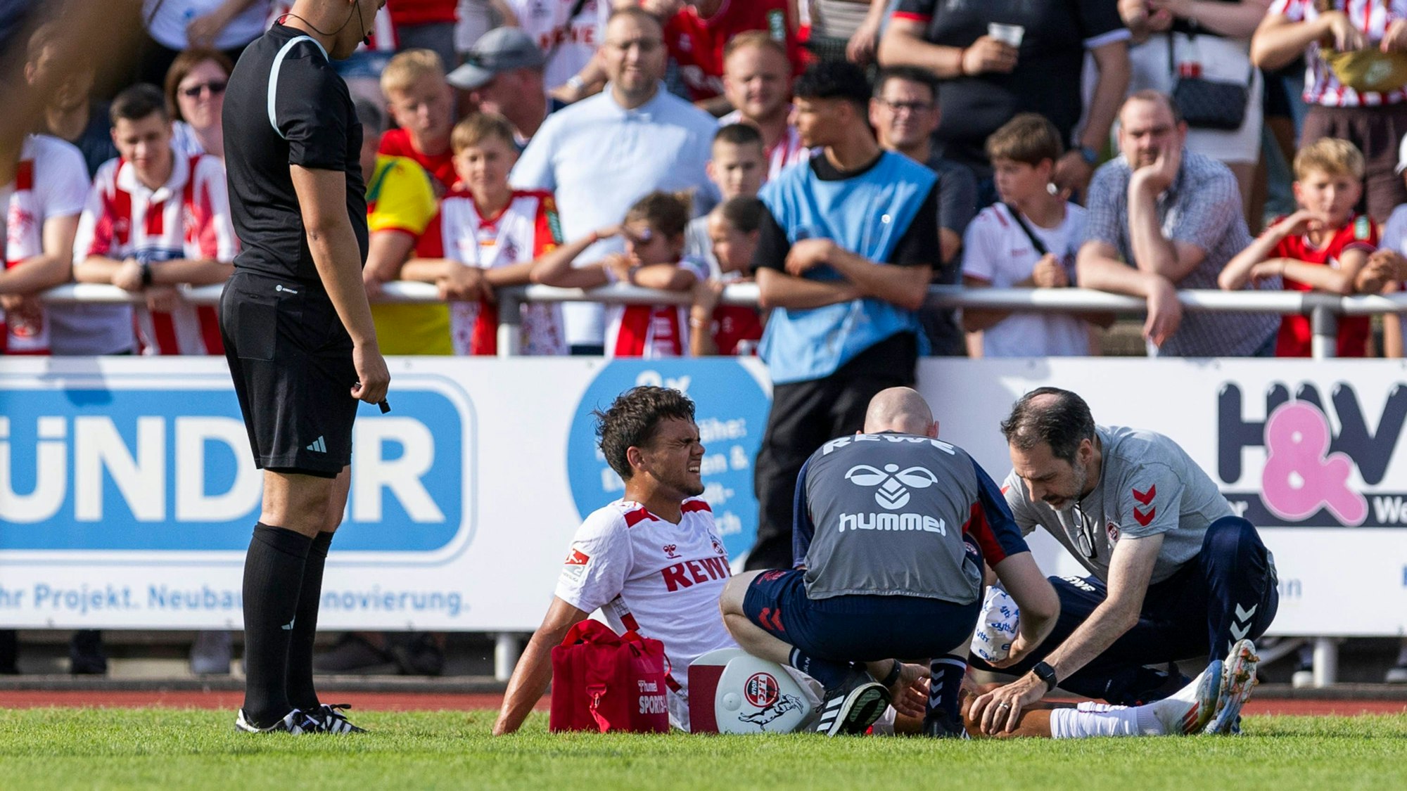Testspiel: 1. FC Köln - VV St. Truiden, 19.07.2024 Max Finkgräfe 1. FC Köln, 35 muss behandelt werden. Testspiel, 1. FC Köln - VV St. Truiden, am 19.07.2024, Heinz-Flohe-Stadion, Euskirchen *** Test match 1 FC Köln VV St Truiden, 19 07 2024 Max Finkgräfe 1 FC Köln, 35 must be treated Test match, 1 FC Köln VV St Truiden, on 19 07 2024, Heinz Flohe Stadion, Euskirchen Copyright: xBEAUTIFULxSPORTS/Meuselx