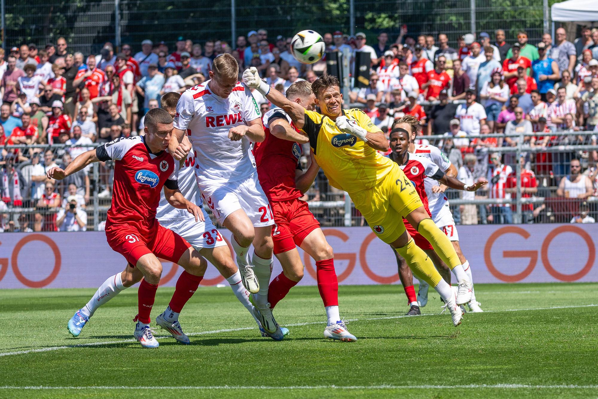 Fussball: Jubilaeumsspiel, Saison 2024/2025, FC Viktoria Koeln - 1. FC Koeln am 20.07.2024 im Sportpark Hoehenberg in Koeln. Steffen Tigges 1. FC Koeln, 21 kommt vor Kevin Rauhaut Viktoria Koeln, 24 zum Kopfball. Foto: Kirchner-Media/TH *** Soccer anniversary match, season 2024 2025, FC Viktoria Koeln 1 FC Koeln on 20 07 2024 at Sportpark Hoehenberg in Koeln Steffen Tigges 1 FC Koeln, 21 gets in front of Kevin Rauhaut Viktoria Koeln, 24 for a header Photo Kirchner Media TH Copyright: xKirchner-Media/THx