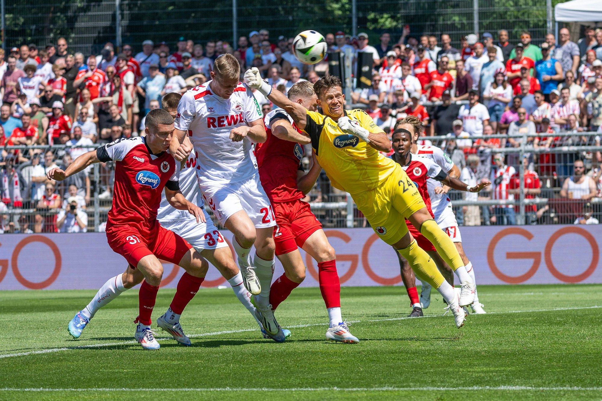 Fussball: Jubilaeumsspiel, Saison 2024/2025, FC Viktoria Koeln - 1. FC Koeln am 20.07.2024 im Sportpark Hoehenberg in Koeln. Steffen Tigges 1. FC Koeln, 21 kommt vor Kevin Rauhaut Viktoria Koeln, 24 zum Kopfball. Foto: Kirchner-Media/TH *** Soccer anniversary match, season 2024 2025, FC Viktoria Koeln 1 FC Koeln on 20 07 2024 at Sportpark Hoehenberg in Koeln Steffen Tigges 1 FC Koeln, 21 gets in front of Kevin Rauhaut Viktoria Koeln, 24 for a header Photo Kirchner Media TH Copyright: xKirchner-Media/THx