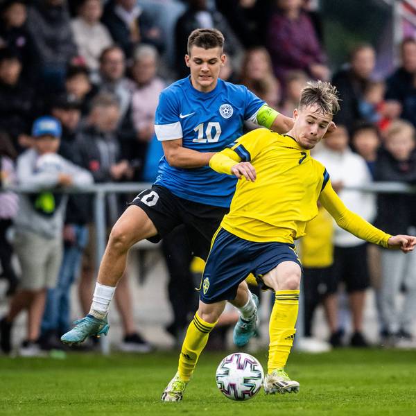 Patrik Kristal im Zweikampf mit Schwedens Neo Jönsson.