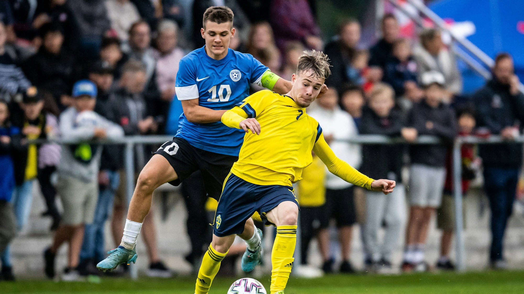 Patrik Kristal im Zweikampf mit Schwedens Neo Jönsson.