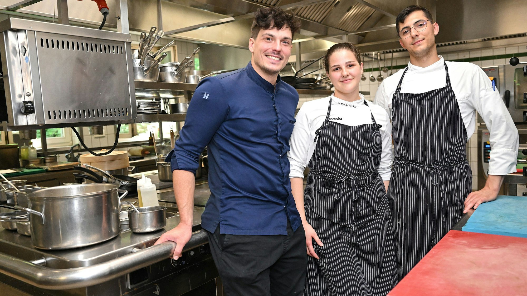 Christian Meinke, Küchenchef im Altenberger Hof in Altenberg, wird in der Küche unterstützt von Nuria Hierro Turión und Noé Marti Castañ (v.l.).