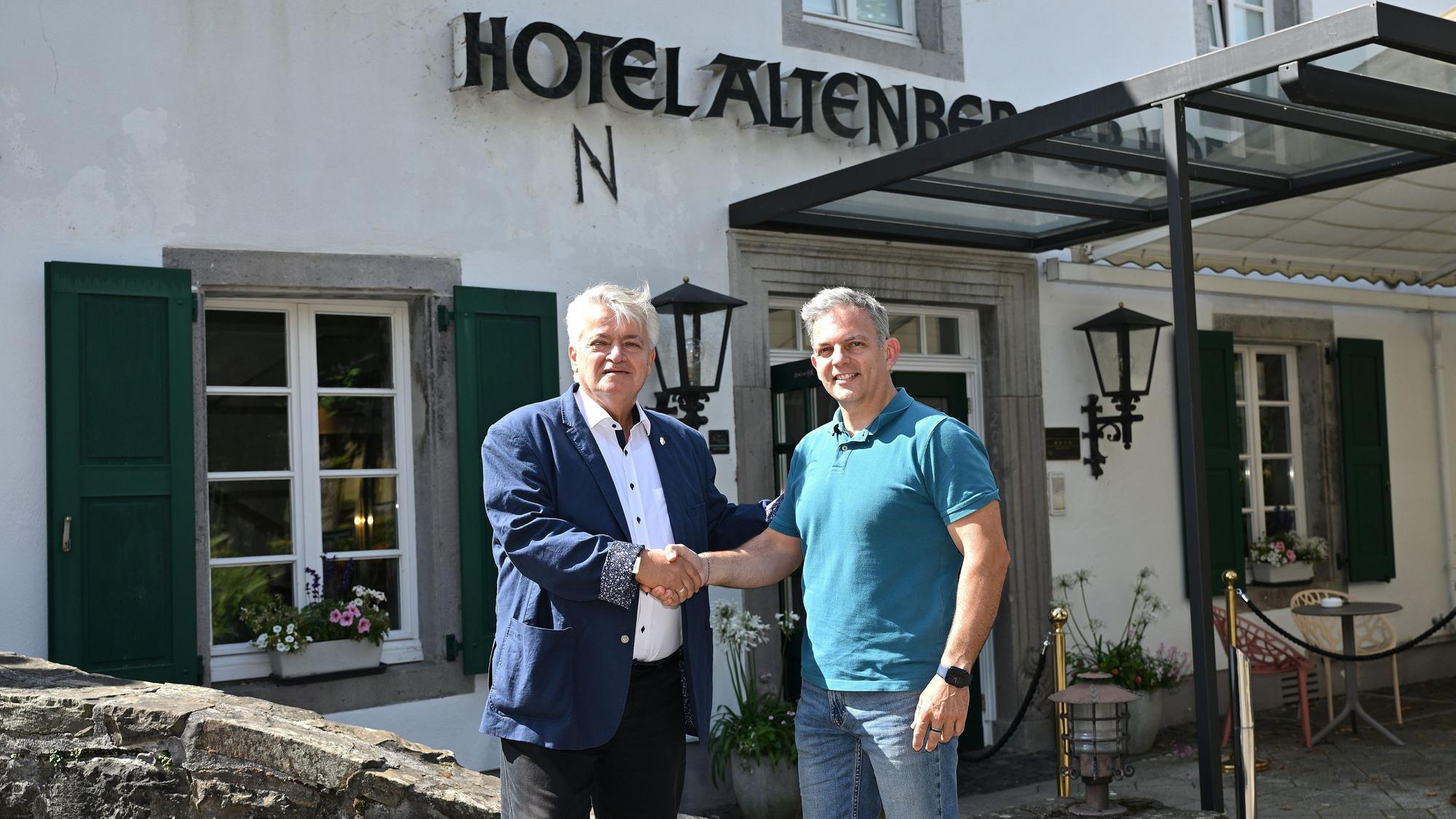 Guido Fritz (l.) und Samuel Girona stellten die nötigen Kontakte her, um die spanischen Fachkräfte in die Küche des Altenberger Hofs in Altenberg zu holen.