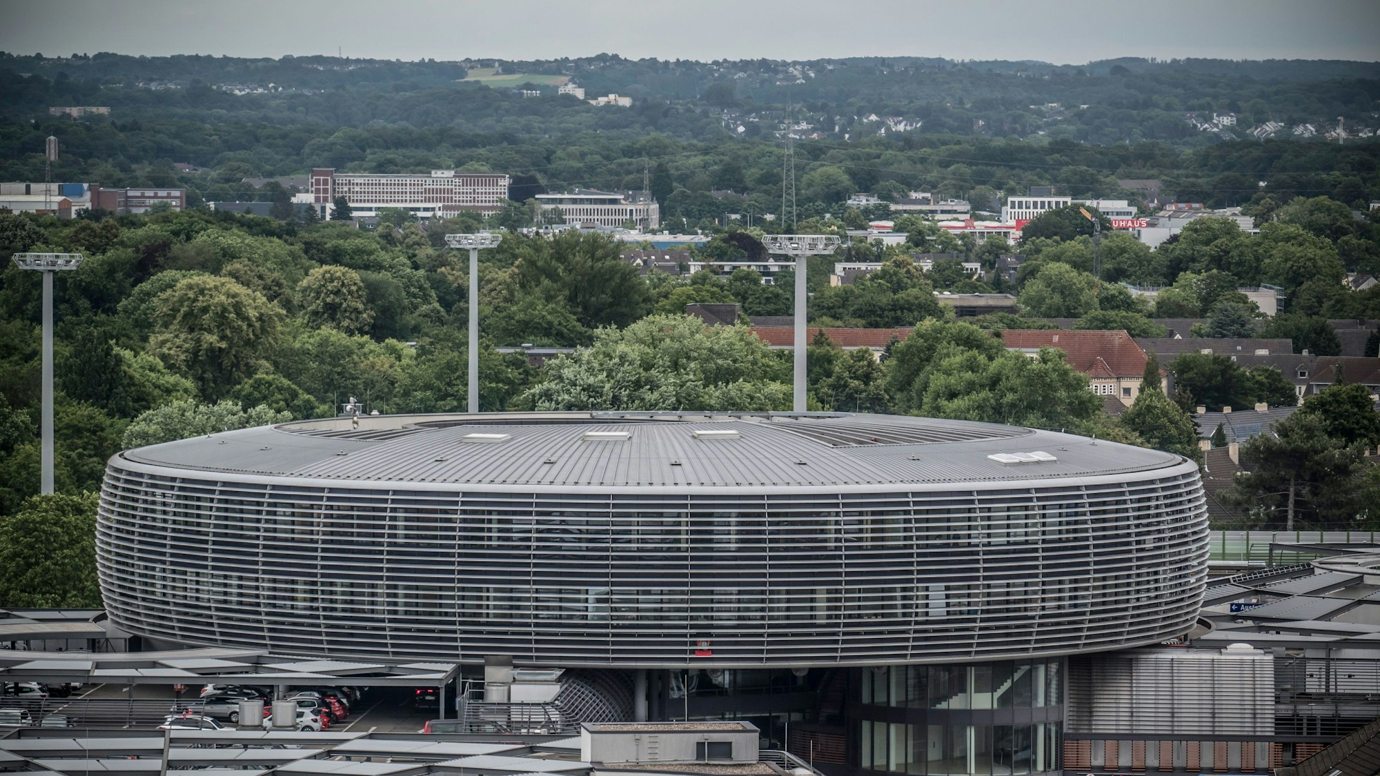 Die Stadtverwaltung Leverkusen, hier das Rathaus, braucht mehr Leute, um den Bearbeitungsstau abzuarbeiten.