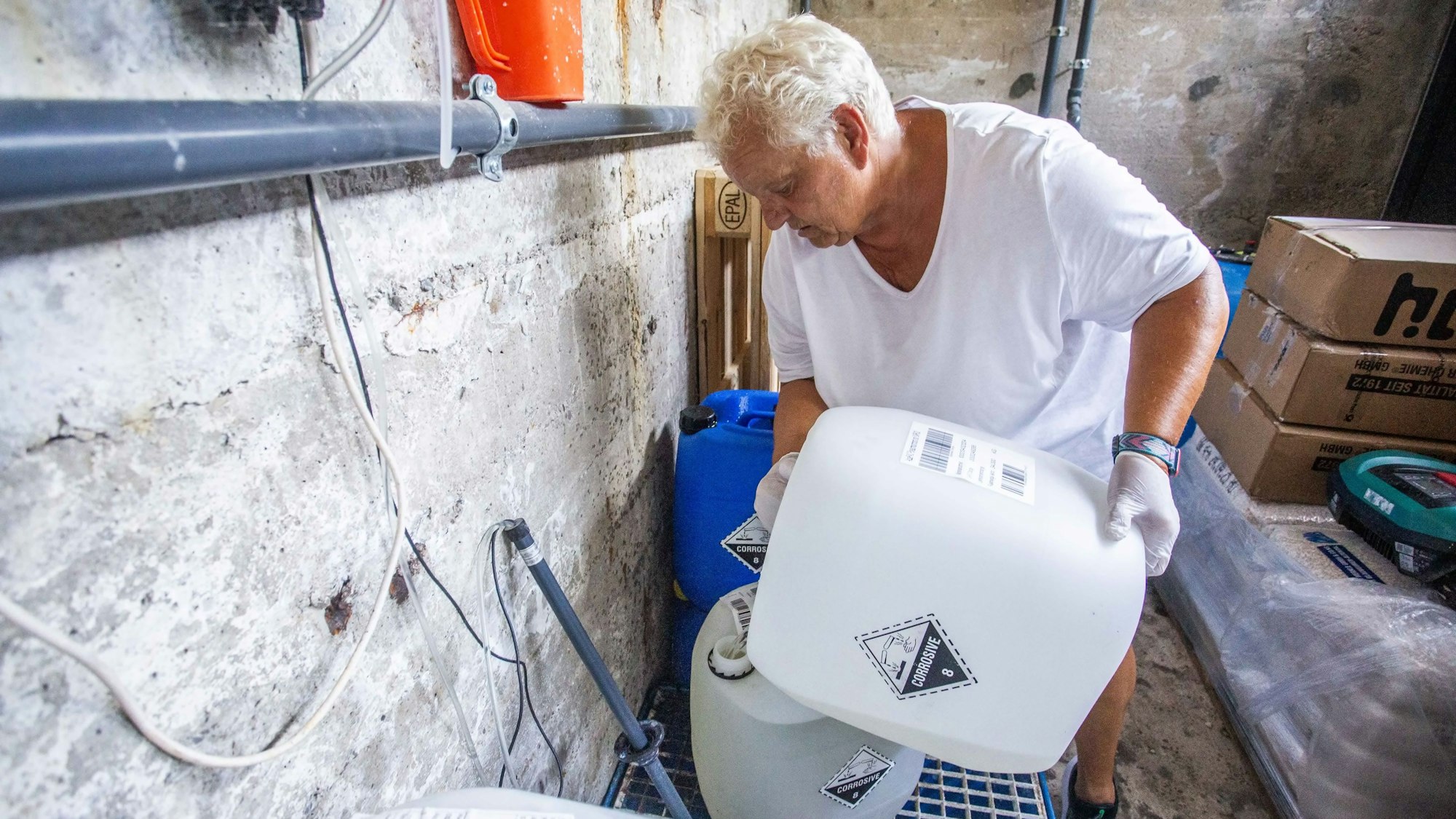 Susanne Simon füllt Flockungsmittel von einem Kanister in einen anderen.