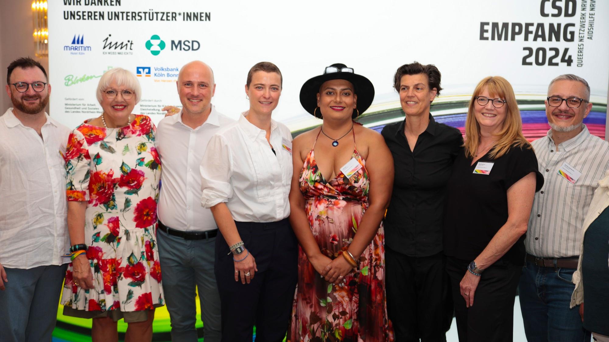 Gruppenfoto mit Vorständen von Queeres Netzwerk NRW und Aidshilfe NRW im Maritim Hotel.