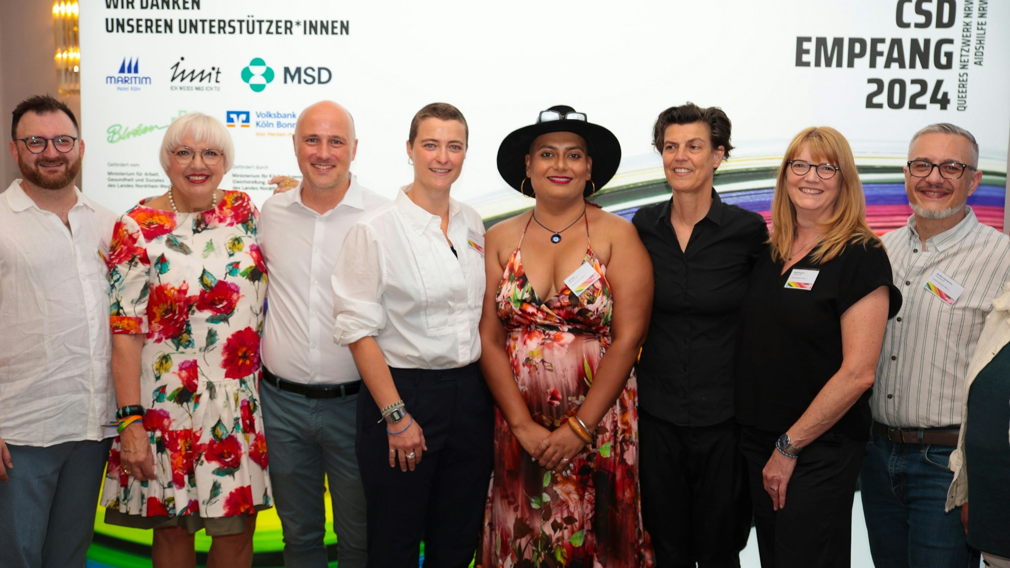 Gruppenfoto mit Vorständen von Queeres Netzwerk NRW und Aidshilfe NRW im Maritim Hotel.