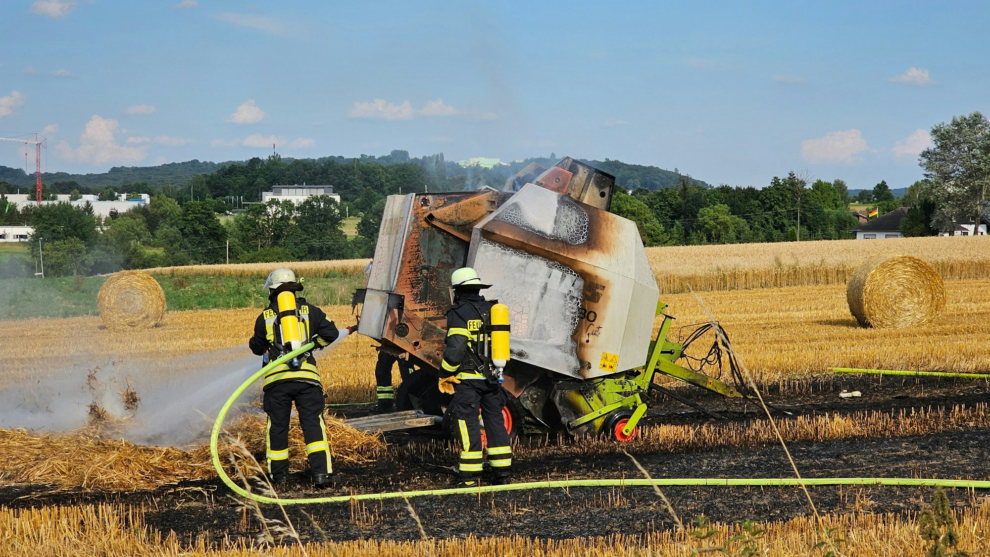 Die freiwilligen Feuerwehr Königswinter musste einen Strohbrand löschen.