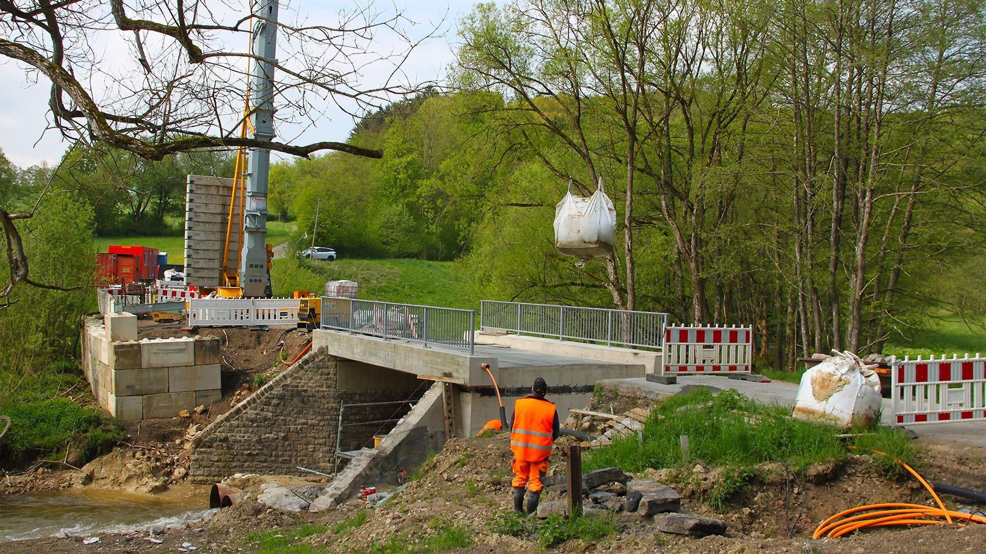 Am Vellerhof bei Blankenheim wird eine neue Brücke über die Ahr gebaut.