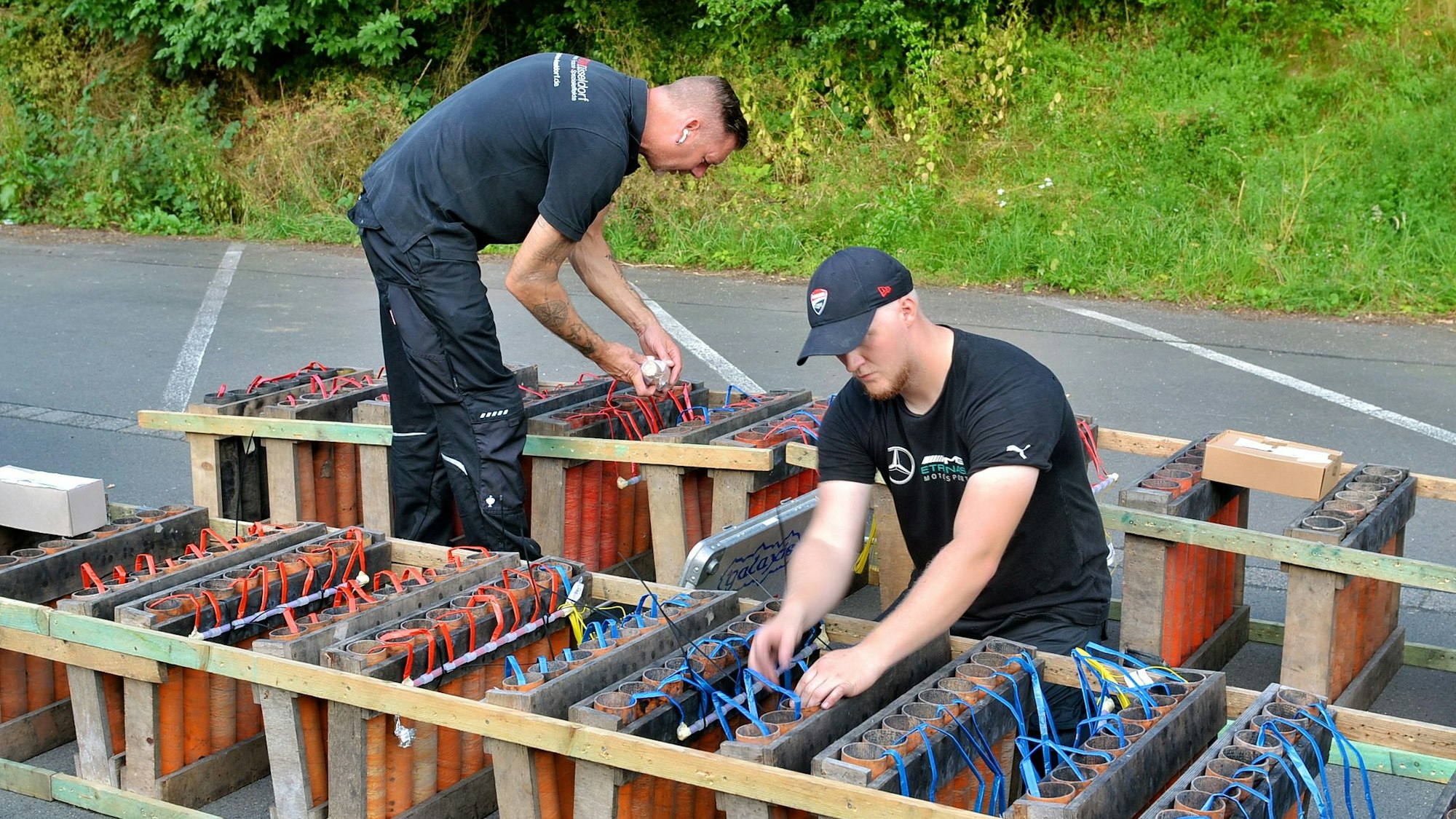 Sascha Vossen und Calvin Mc Laughlin arbeiten an den Feuerwerksbatterien.
