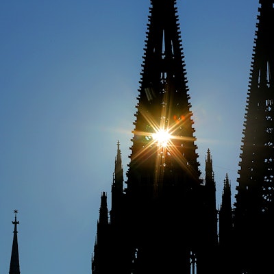 Sonnenstrahlen dringen durch den Nordturm am Kölner Dom. In Köln und der Region wird es am Sonntag und zu Wochenbeginn heiß. (Symbolbild)