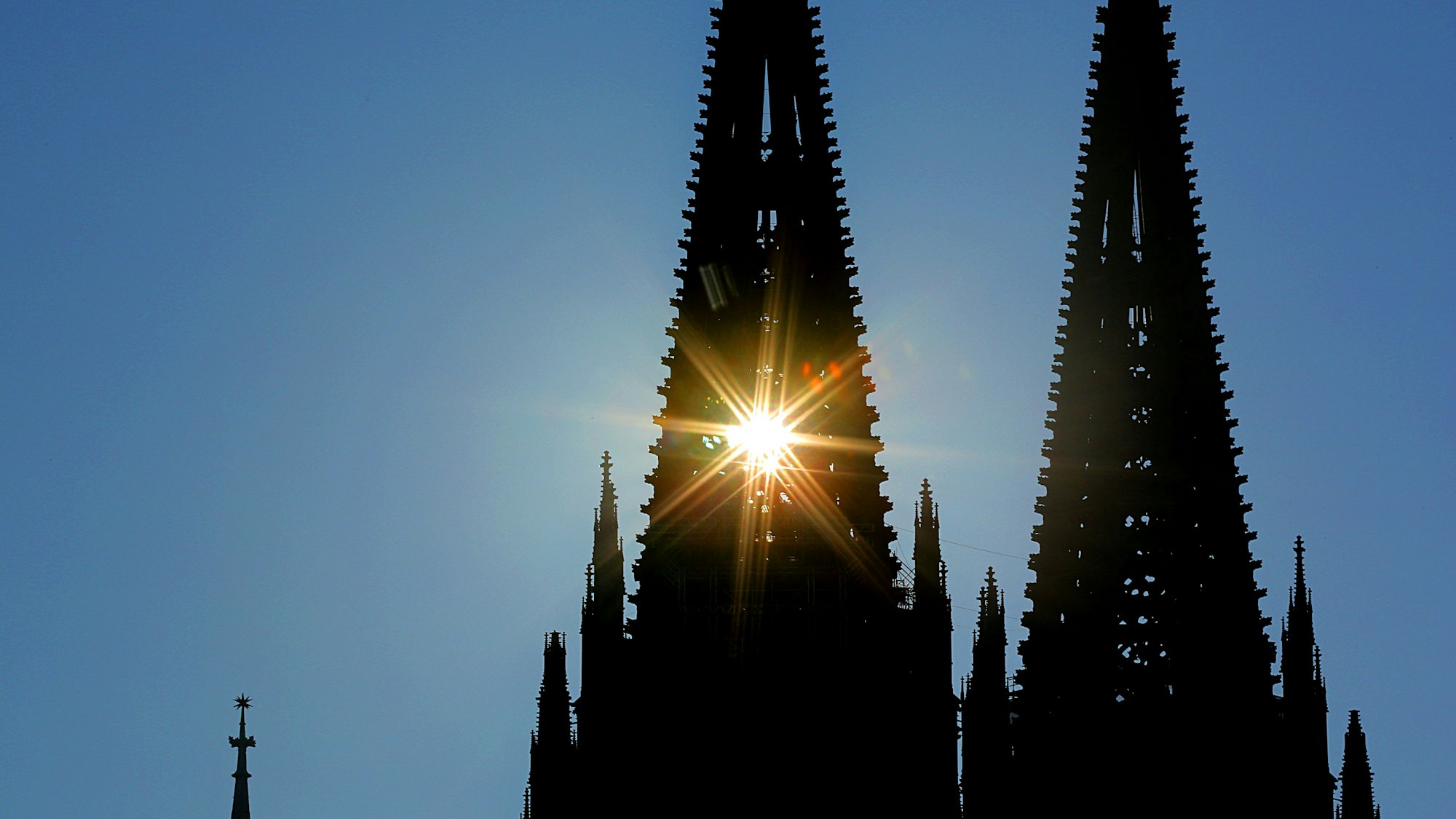 Sonnenstrahlen dringen durch den Nordturm am Kölner Dom.