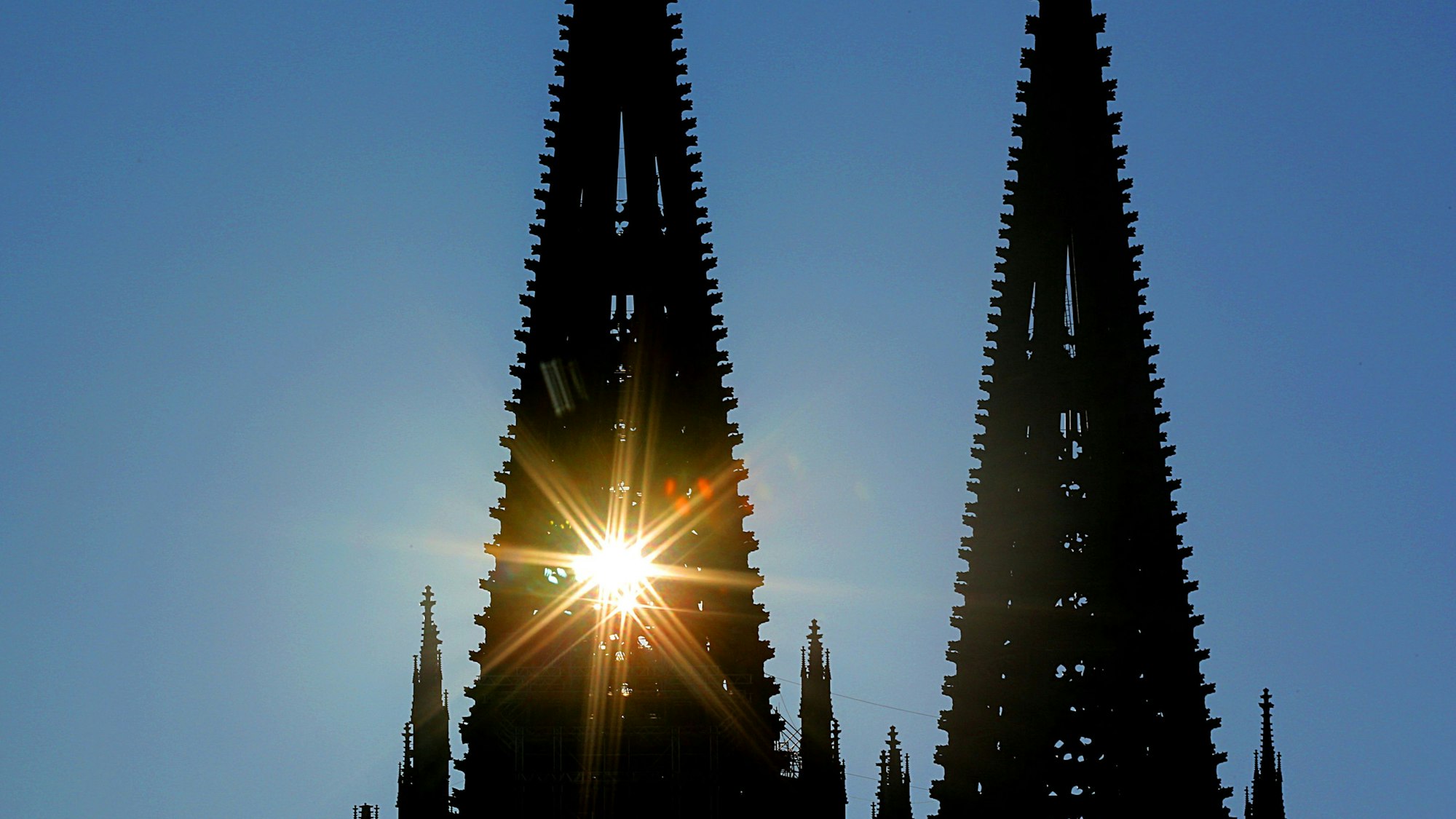 Sonnenstrahlen dringen durch den Nordturm am Dom.