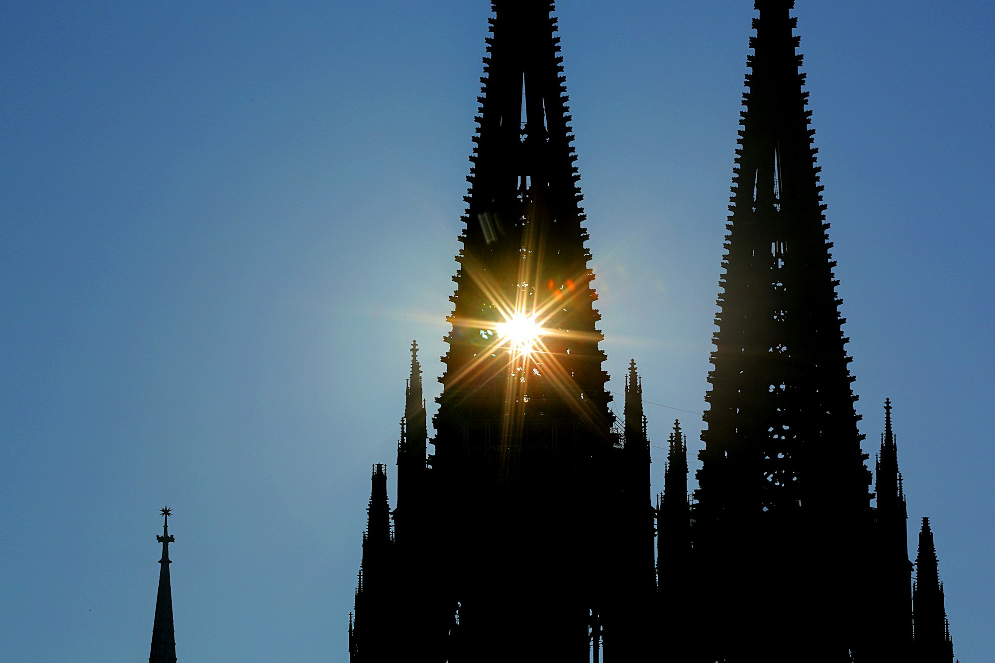 Sonnenstrahlen dringen durch den Nordturm am Kölner Dom.