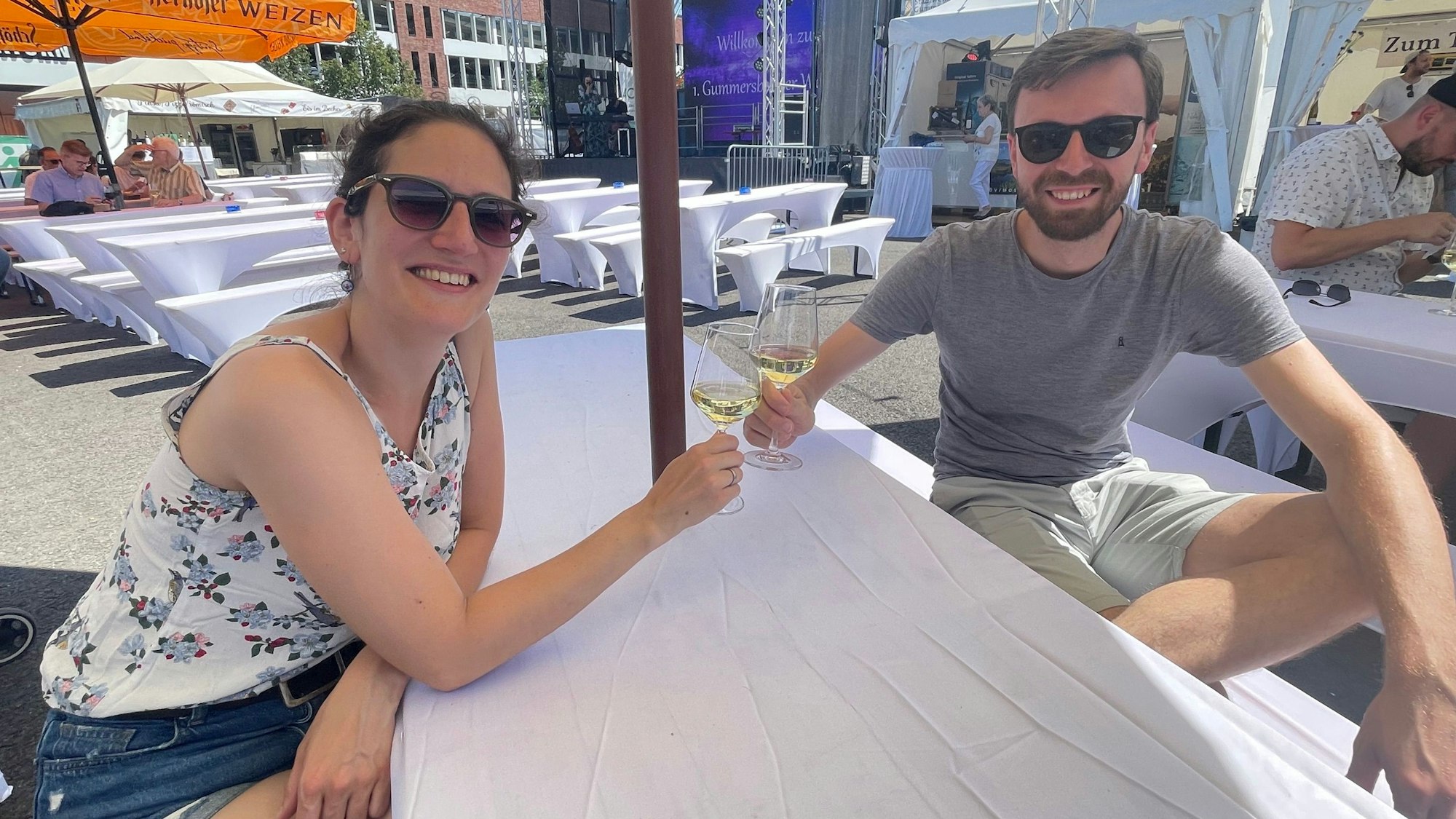 Hannah und Paul Schütze genossen während der ersten Auflage der Gummersbacher Weintage einen kühlen Tropfen Weißwein. Am Samstagnachmittag gehörte das Paar zu den ersten Gästen.