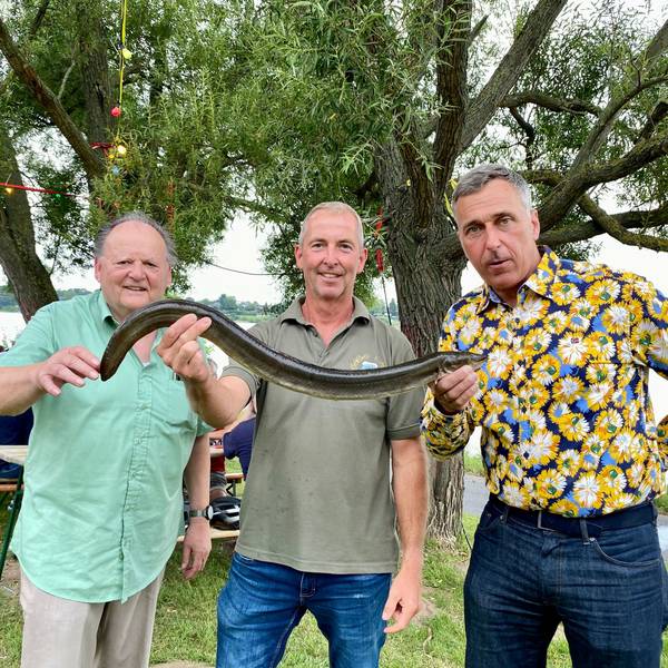 Das Bild zeigt den Aalkönig Thomas Keuth mit Manfred Rothermund und Bürgermeister Ralph Manzke.