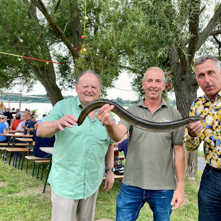 Das Bild zeigt den Aalkönig Thomas Keuth mit Manfred Rothermund und Bürgermeister Ralph Manzke.