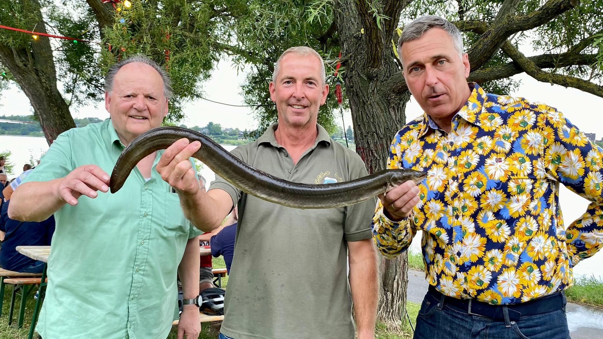 Das Bild zeigt den Aalkönig Thomas Keuth mit Manfred Rothermund und Bürgermeister Ralph Manzke.