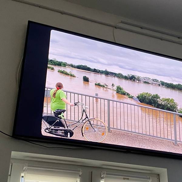 Auf einer Leinwand ist ein Filmausschnitt zu sehen, Wasser, so weit das Auge reicht.