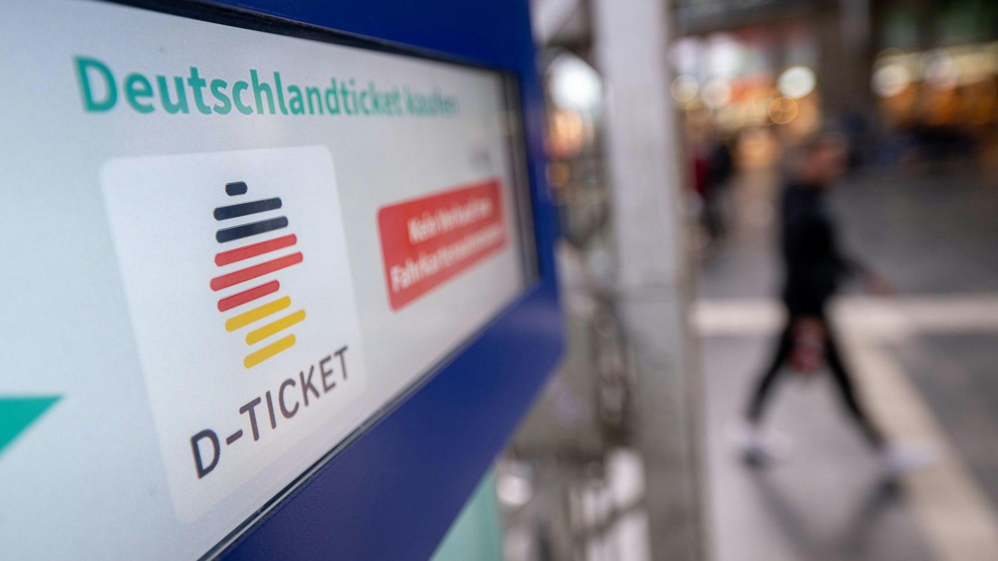 Ein Hinweis für das Deutschlandticket steht auf einem Fahrkartenautomaten.