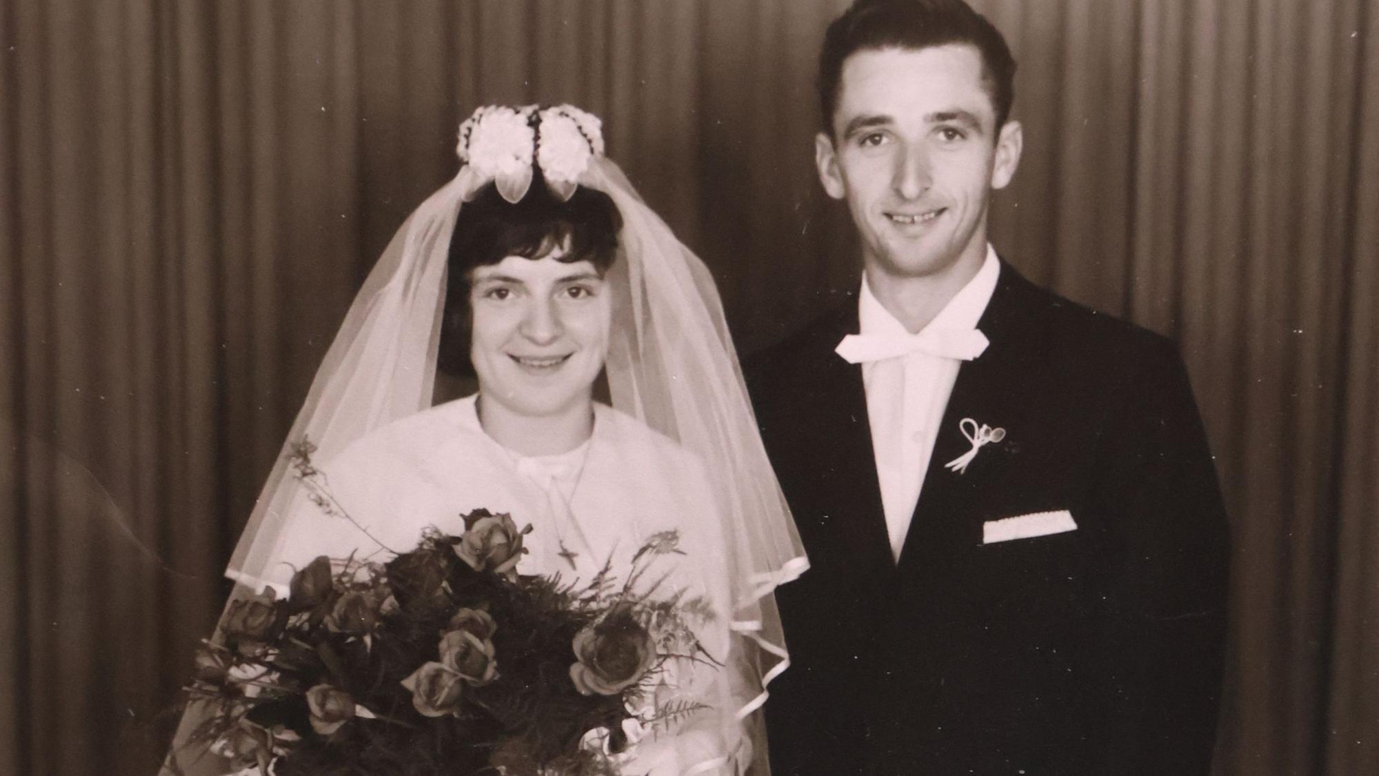 Heute vor 60 Jahren haben sich Irmgard und Andreas Fischer in der Morsbacher Ortschaft Alzen das Ja-Wort gegeben. Dies ist ein Repro des Originalfotos von damals.