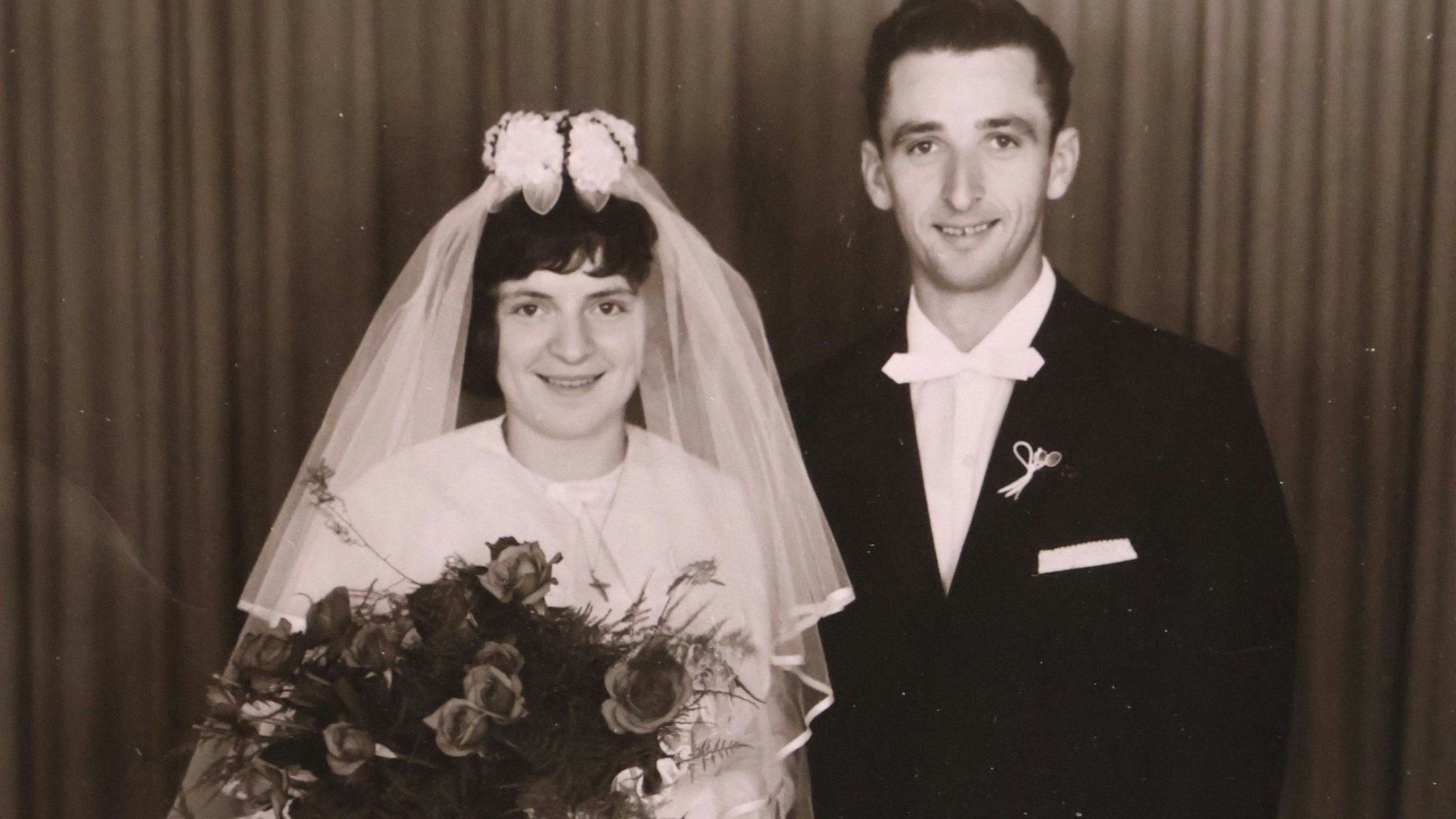 Heute vor 60 Jahren haben sich Irmgard und Andreas Fischer in der Morsbacher Ortschaft Alzen das Ja-Wort gegeben. Dies ist ein Repro des Originalfotos von damals.