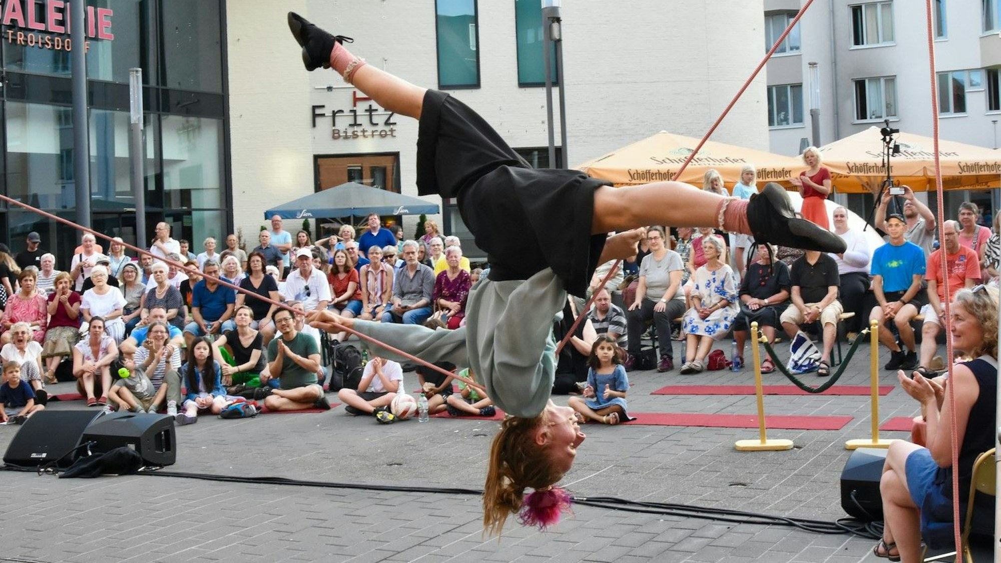 Fran (Franziska Heuschkel) auf dem Schleppseil.
