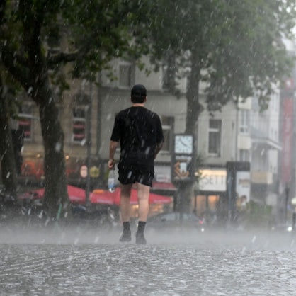 Ein kurzer aber heftiger Unwetterschauer zieht über dem Chlodwigplatz in Köln. (Symbolbild)
