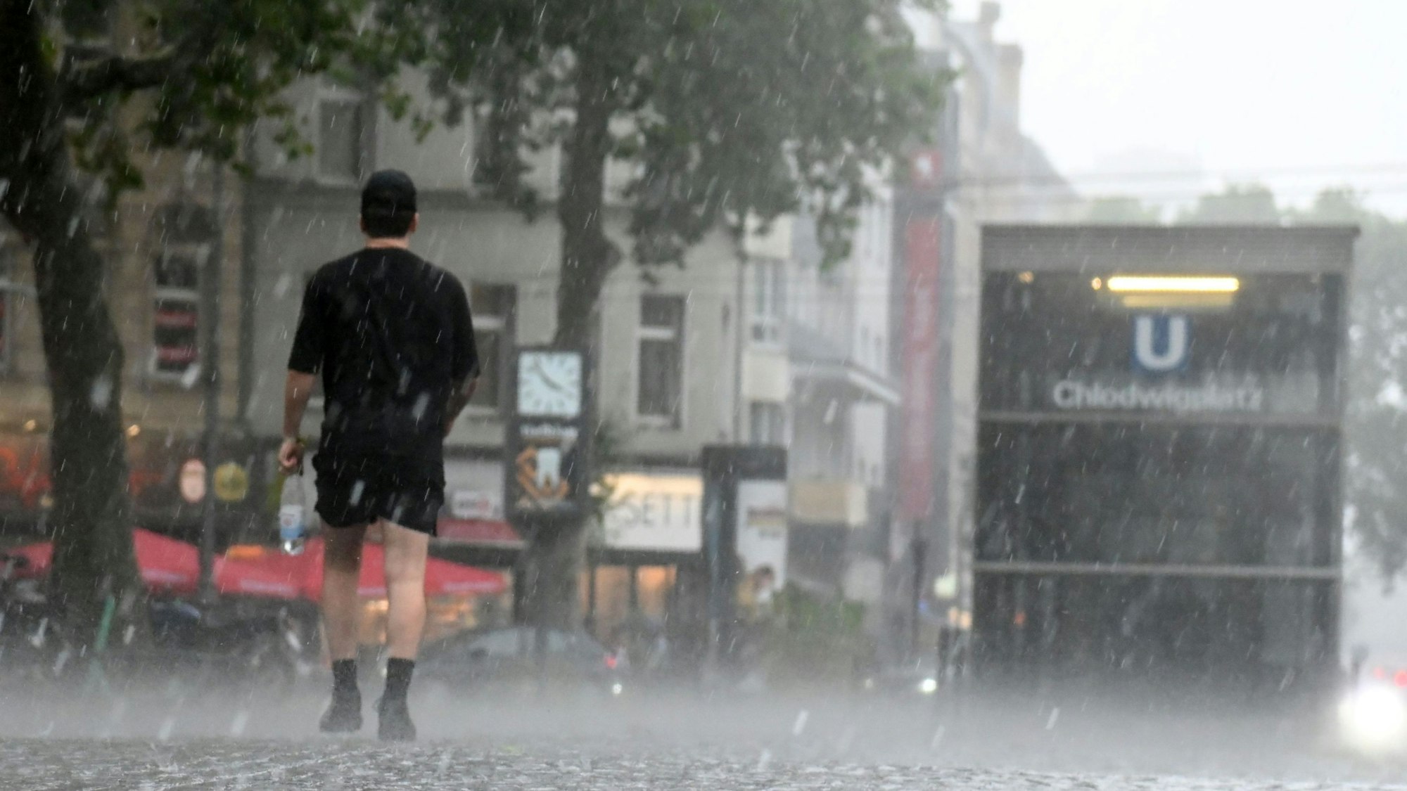 Ein kurzer aber heftiger Unwetterschauer zieht über dem Chlodwigplatz in Köln. (Symbolbild)