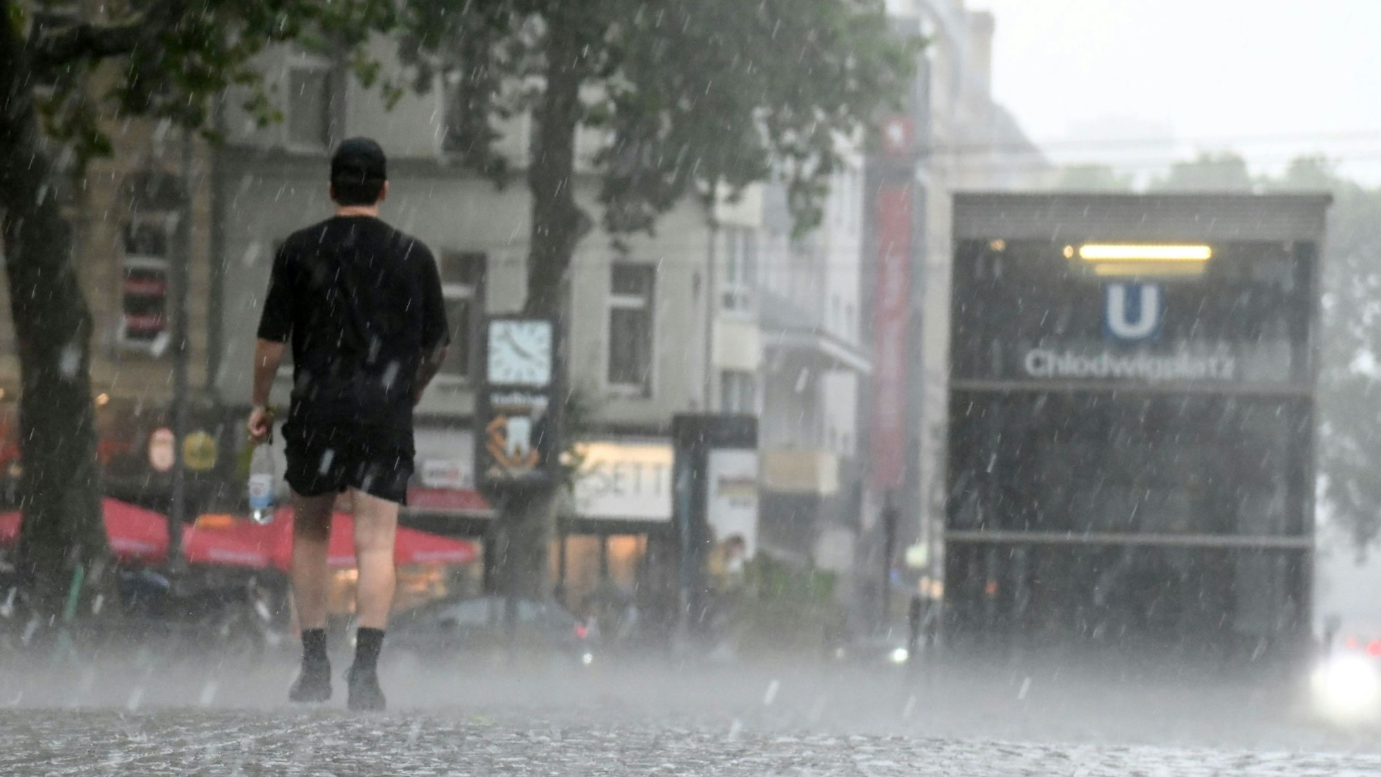 Ein kurzer, aber heftiger Schauer über dem Chlodwigplatz.