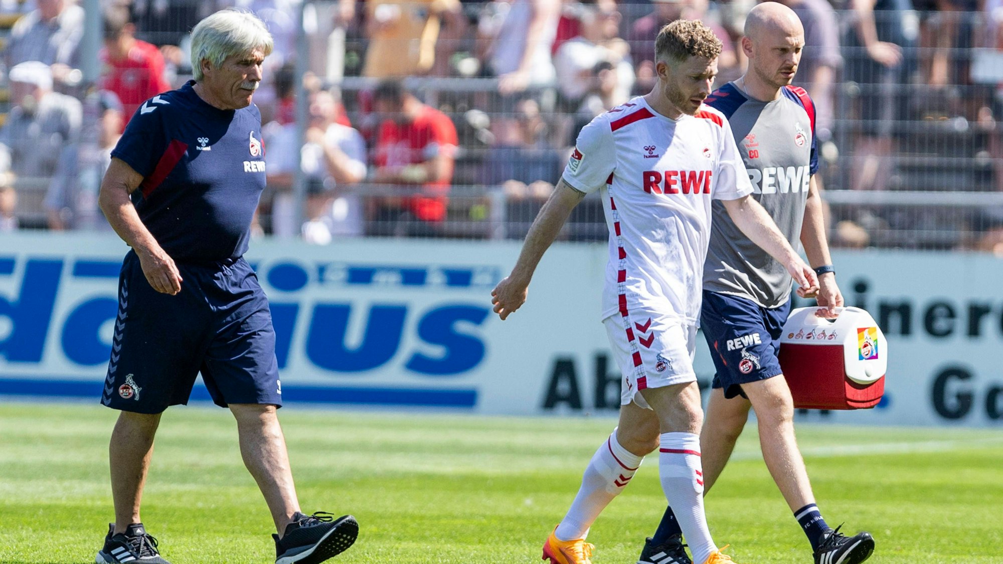 Testspiel: 1. FC Köln - Viktoria Köln, 20.07.2024 Florian Kainz 1. FC Köln, 11 muss behandelt und ausgewechselt werden. Testspiel, 1. FC Köln - Viktoria Köln, am 20.07.2024, Sportpark Höhenberg, Köln *** Test match 1 FC Köln Viktoria Köln, 20 07 2024 Florian Kainz 1 FC Köln, 11 must be treated and substituted Test match, 1 FC Köln Viktoria Köln, on 20 07 2024, Sportpark Höhenberg, Cologne Copyright: xBEAUTIFULxSPORTS/Meuselx