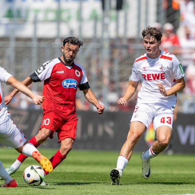 GER, Jubiläum 120 Jahre FC Viktoria Koeln vs. 1. FC Köln, Saison 2024/25 / 20.07.2024, Sportpark Hoehenberg, Koeln, GER, Jubiläum 120 Jahre FC Viktoria Koeln vs. 1. FC Köln, Saison 2024/25 Im Bild: Meiko Waeschenbach 1. FC Koeln, 36 Albion Vrenezi, FC Viktoria Koeln, 10 Maximilian Schmid 1. FC Koeln, 43 im Zweikampf, Duell, Dynamik, Aktion, Action, Spielszene *** GER, Anniversary 120 years FC Viktoria Koeln vs 1 FC Köln, season 2024 25 20 07 2024, Sportpark Hoehenberg, Koeln, GER, Anniversary 120 years FC Viktoria Koeln vs 1 FC Köln, season 2024 25 In the picture Meiko Waeschenbach 1 FC Koeln, 36 Albion Vrenezi, FC Viktoria Koeln, 10 Maximilian Schmid 1 FC Koeln, 43 in duel, duel, dynamics, action, action, game scene nordphotoxGmbHxx/xDenkinger nph00015