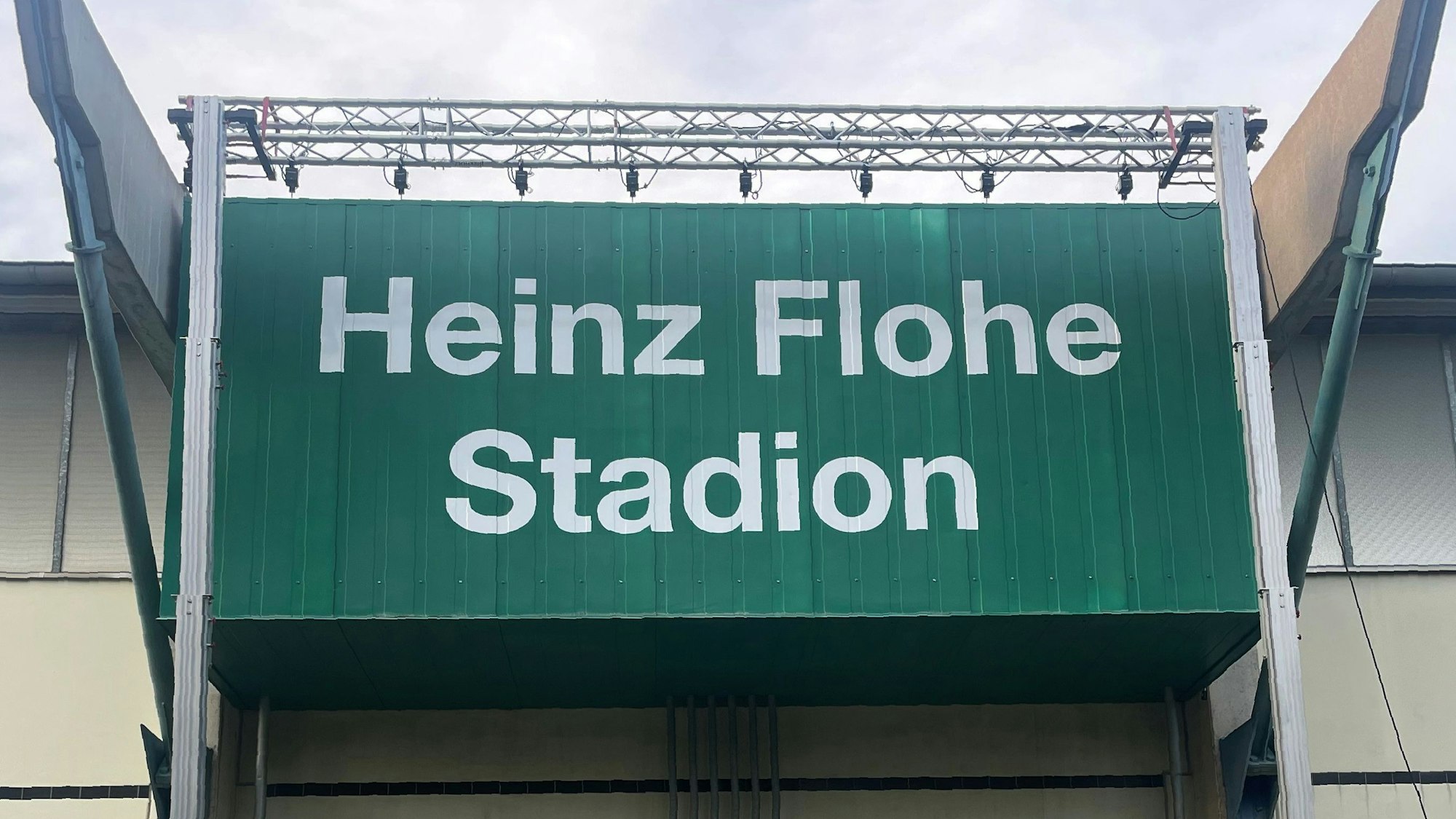 In weißer Schrift steht auf grünem Grund: Heinz Flohe Stadion.