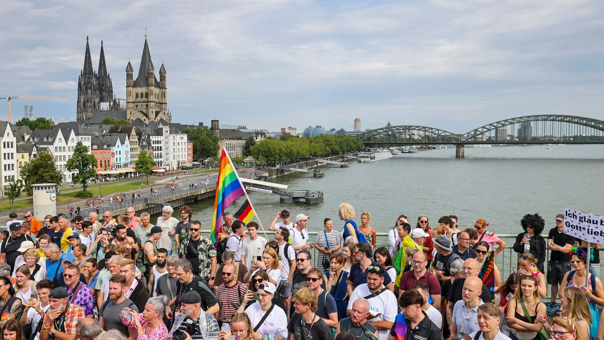 Teilnehmende stehen auf der Brücke und schauen sich die Parade an.