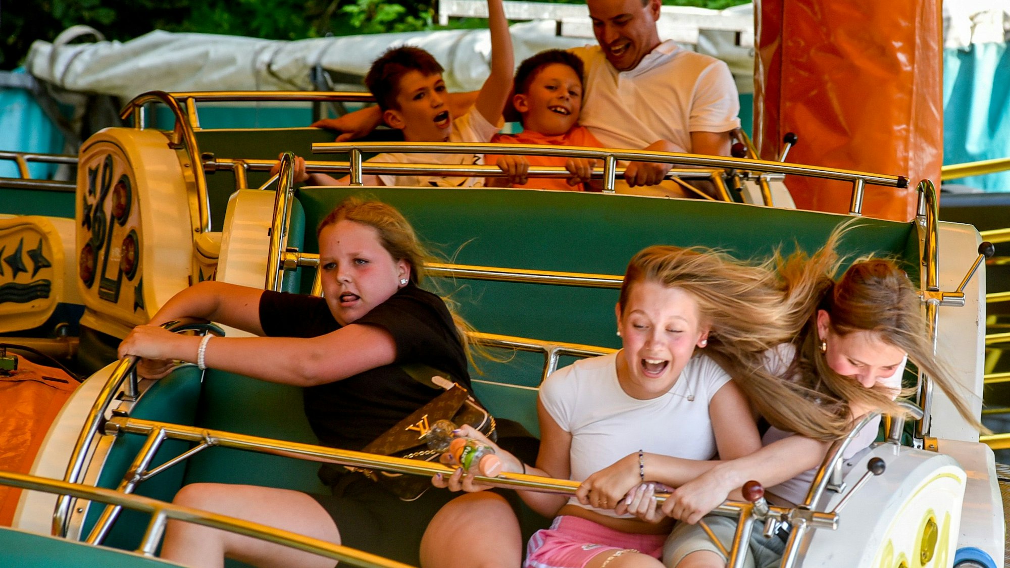 Das Bild zeigt Kinder auf einem Fahrgeschäft.