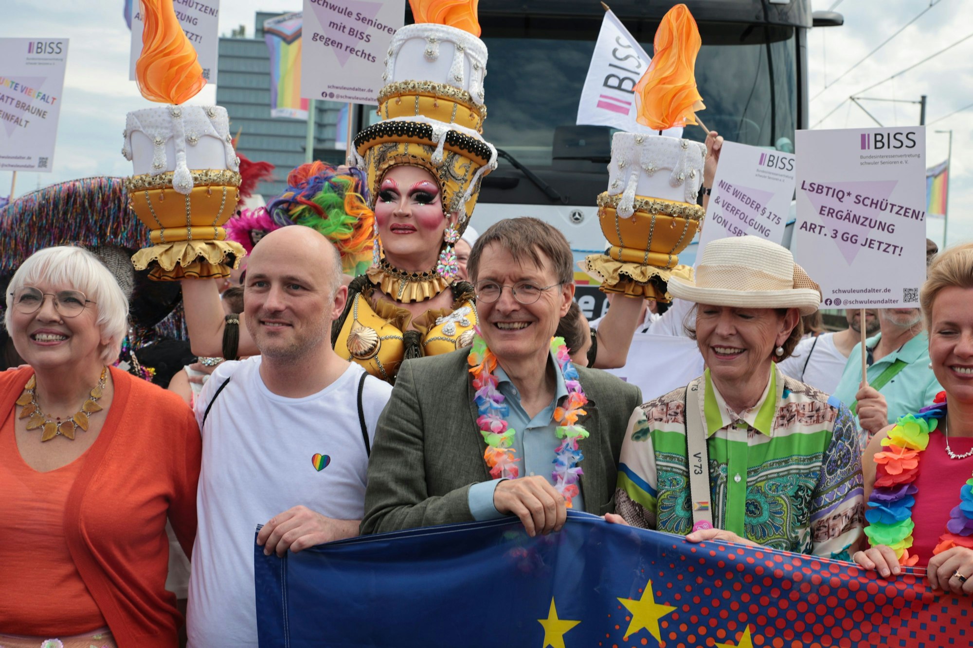 Claudia Roth (Staatsminsiterin), Sven Lehmann (Queer-Beauftragter der Bundesregierung), Karl Lauterbach (Gesundheitsminister) und OB Köln Henriette Reker laufen nebeneinander.
