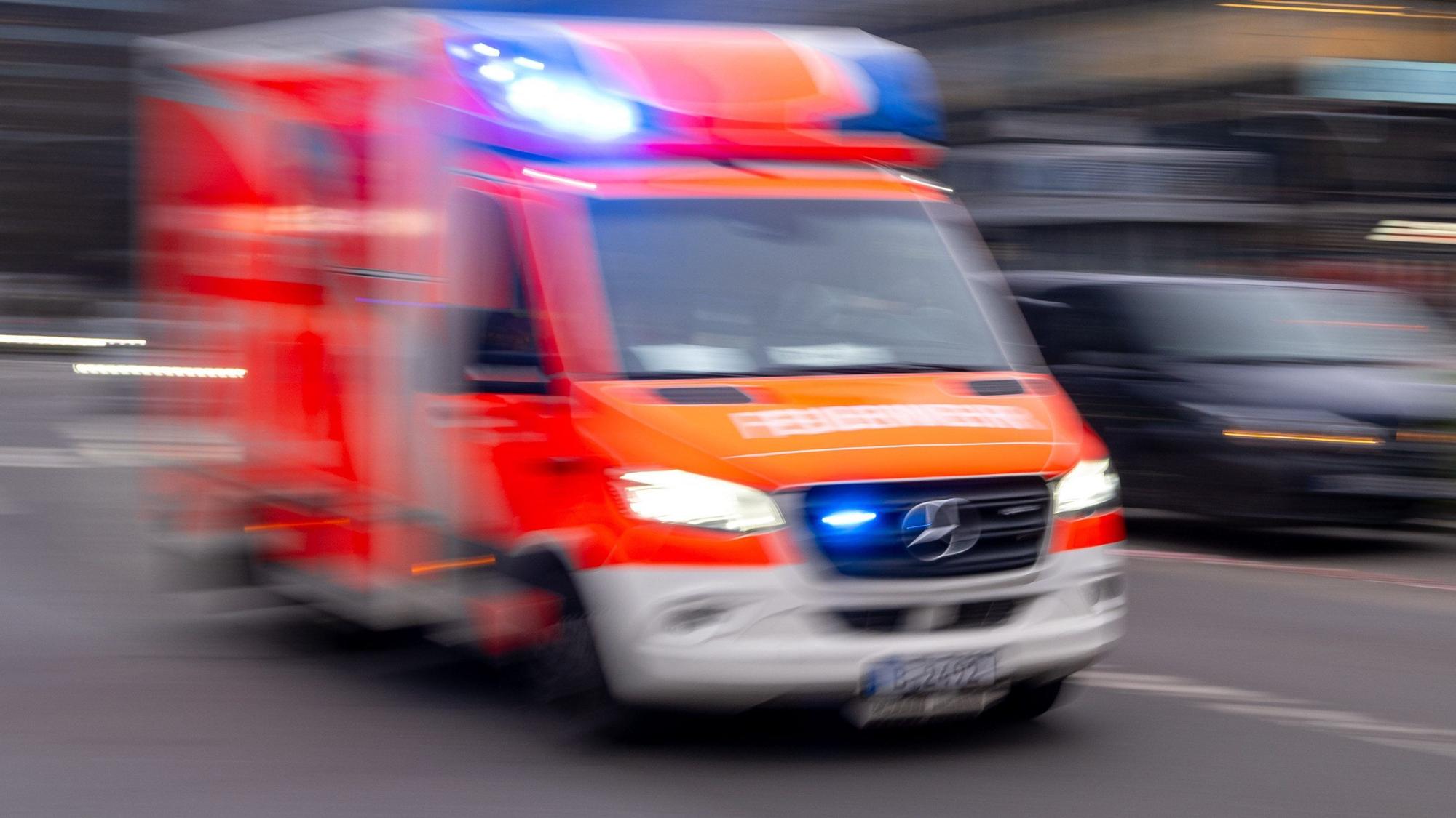 Das Bild in ein Symbolfoto und zeigt einen Rettungswagen im Einsatz.