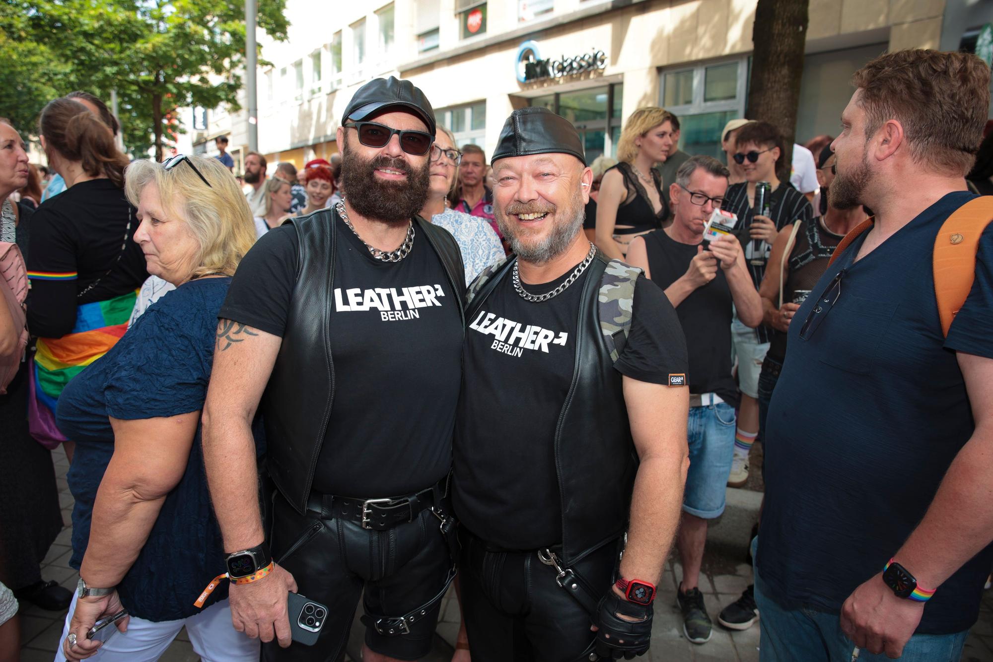 Zwei Männer in Leder-Outfits
