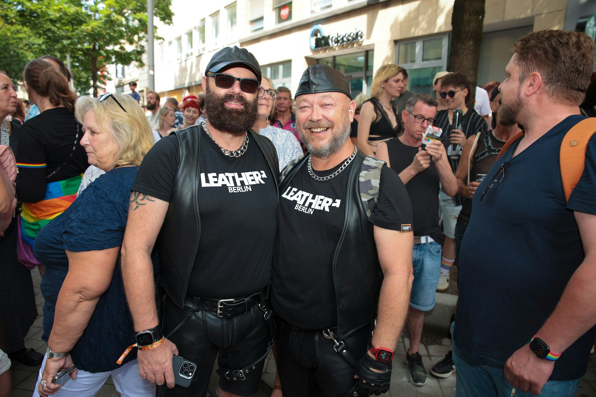 Zwei Männer in Leder-Outfits