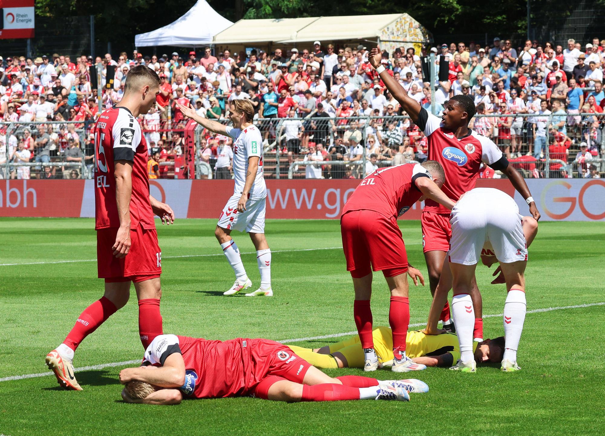Kevin Rauhut und Lars Dietz Viktoria Koeln 24 und 2, Zusammenprall, Torwart muss raus, Viktoria Koeln vs. 1. FC Koeln, Fussball, Testspiel, Saison 2023-24, 20.07.2024 Viktoria Koeln vs. 1. FC Koeln, Fussball, Testspiel, Saison 2023-24, 20.07.2024 Foto: Eibner-Pressefoto/Joerg Niebergall *** Kevin Rauhut and Lars Dietz Viktoria Koeln 24 and 2 , Collision, Goalkeeper must leave, Viktoria Koeln vs 1 FC Koeln, Football, Test match, Season 2023 24, 20 07 2024 Viktoria Koeln vs 1 FC Koeln, Football, Test match, Season 2023 24, 20 07 2024 Photo Eibner Pressefoto Joerg Niebergall Copyright: xEibner-Pressefoto/joergxNiebergax EP_JNL