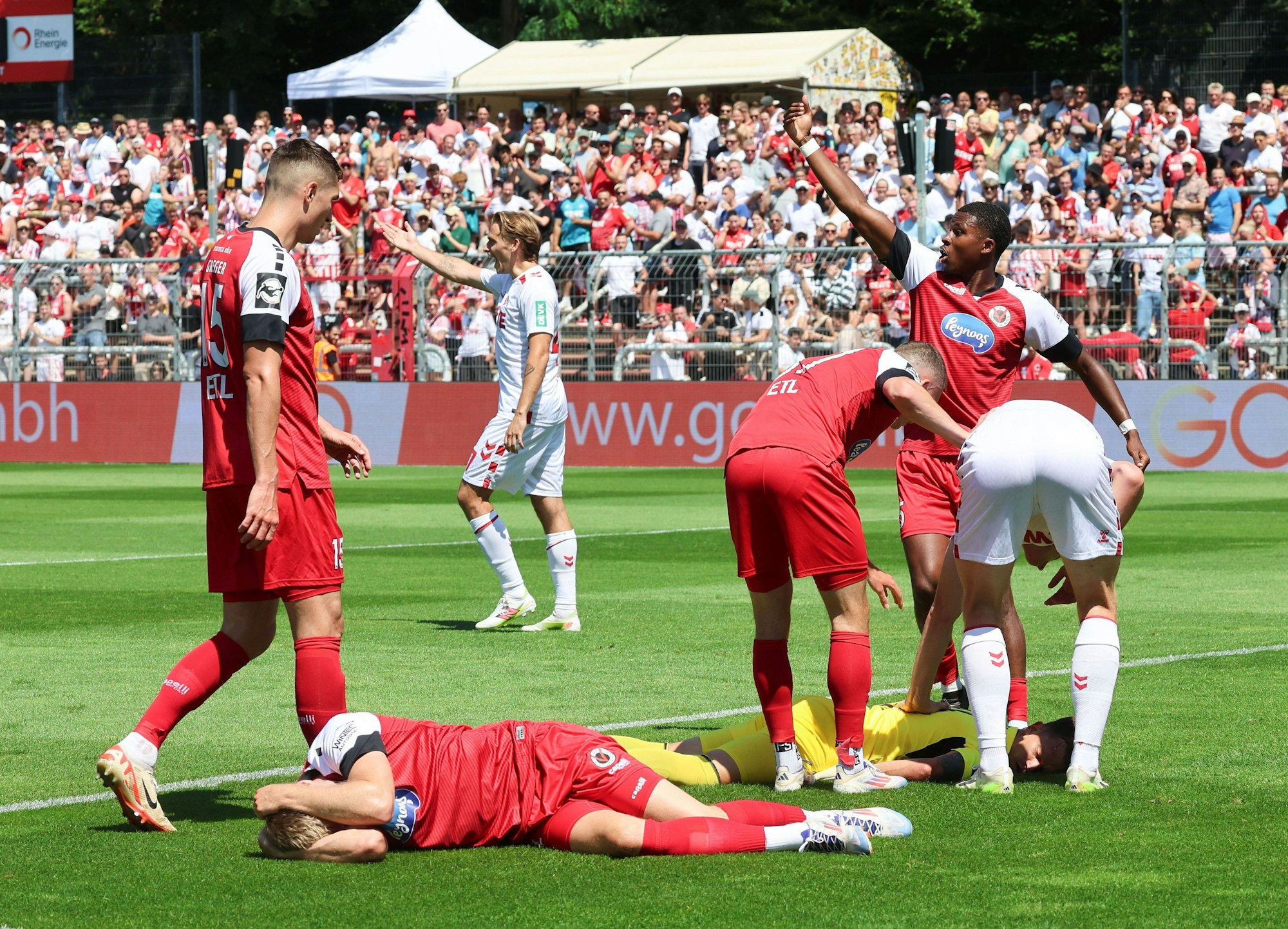 Kevin Rauhut und Lars Dietz Viktoria Koeln 24 und 2, Zusammenprall, Torwart muss raus, Viktoria Koeln vs. 1. FC Koeln, Fussball, Testspiel, Saison 2023-24, 20.07.2024 Viktoria Koeln vs. 1. FC Koeln, Fussball, Testspiel, Saison 2023-24, 20.07.2024 Foto: Eibner-Pressefoto/Joerg Niebergall *** Kevin Rauhut and Lars Dietz Viktoria Koeln 24 and 2 , Collision, Goalkeeper must leave, Viktoria Koeln vs 1 FC Koeln, Football, Test match, Season 2023 24, 20 07 2024 Viktoria Koeln vs 1 FC Koeln, Football, Test match, Season 2023 24, 20 07 2024 Photo Eibner Pressefoto Joerg Niebergall Copyright: xEibner-Pressefoto/joergxNiebergax EP_JNL