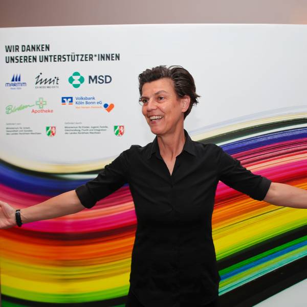 Carolin Emcke steht mit ausgebreiteten Armen vor der Kamera.