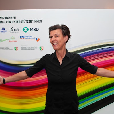 Carolin Emcke steht mit ausgebreiteten Armen vor der Kamera.