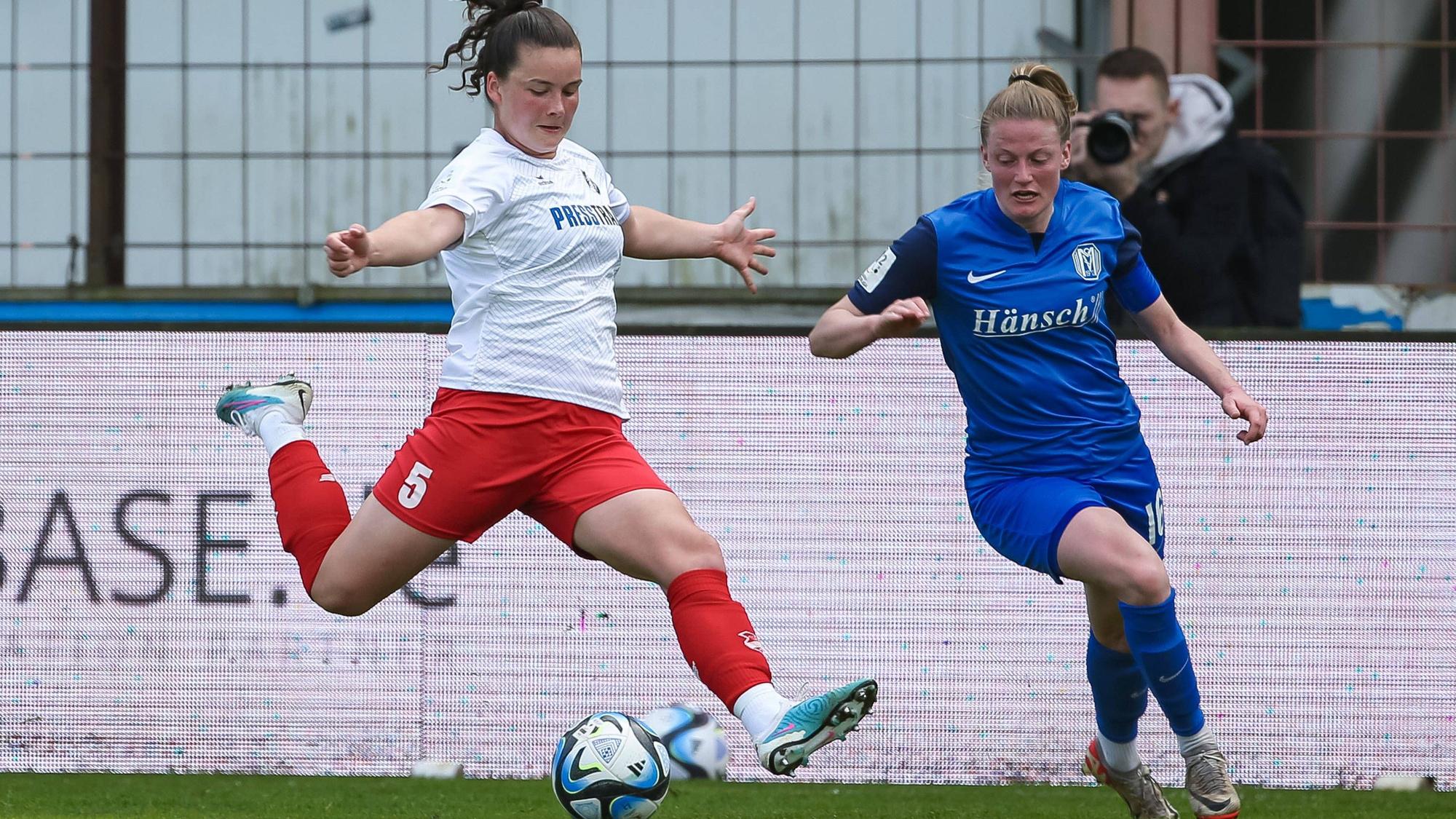 v.li.: Amelie Bohnen SC Sand, 5 und Sarah Schulte SV Meppen, 16 im Zweikampf, Duell, Dynamik, Aktion, Action, Spielszene, DIE DFB-RICHTLINIEN UNTERSAGEN JEGLICHE NUTZUNG VON FOTOS ALS SEQUENZBILDER UND/ODER VIDEOÄHNLICHE FOTOSTRECKEN. DFB REGULATIONS PROHIBIT ANY USE OF PHOTOGRAPHS AS IMAGE SEQUENCES AND/OR QUASI-VIDEO., 14.04.2024, Meppen Deutschland, Fussball, 2. Frauen-Bundesliga, SV Meppen - SC Sand *** from left Amelie Bohnen SC Sand, 5 and Sarah Schulte SV Meppen, 16 in a duel, dynamic, action, action, game scene, THE DFB REGULATIONS PROHIBIT ANY USE OF PHOTOGRAPHS AS IMAGE SEQUENCES AND OR QUASI VIDEO , 14 04 2024, Meppen Germany , Football, 2 Womens Bundesliga, SV Meppen SC Sand xobx