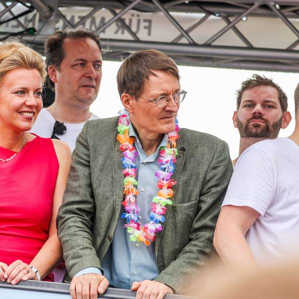 Ina Brandes (l-r, CDU), Ministerin für Kultur und Wissenschaft von Nordrhein-Westfalen und Karl Lauterbach (SPD), Bundesgesundheitsminister, beim CSD in Köln.