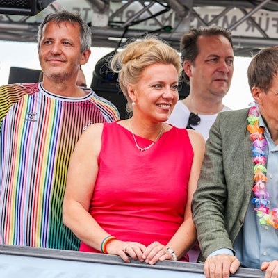 Ina Brandes (l-r, CDU), Ministerin für Kultur und Wissenschaft von Nordrhein-Westfalen und Karl Lauterbach (SPD), Bundesgesundheitsminister, beim CSD in Köln.