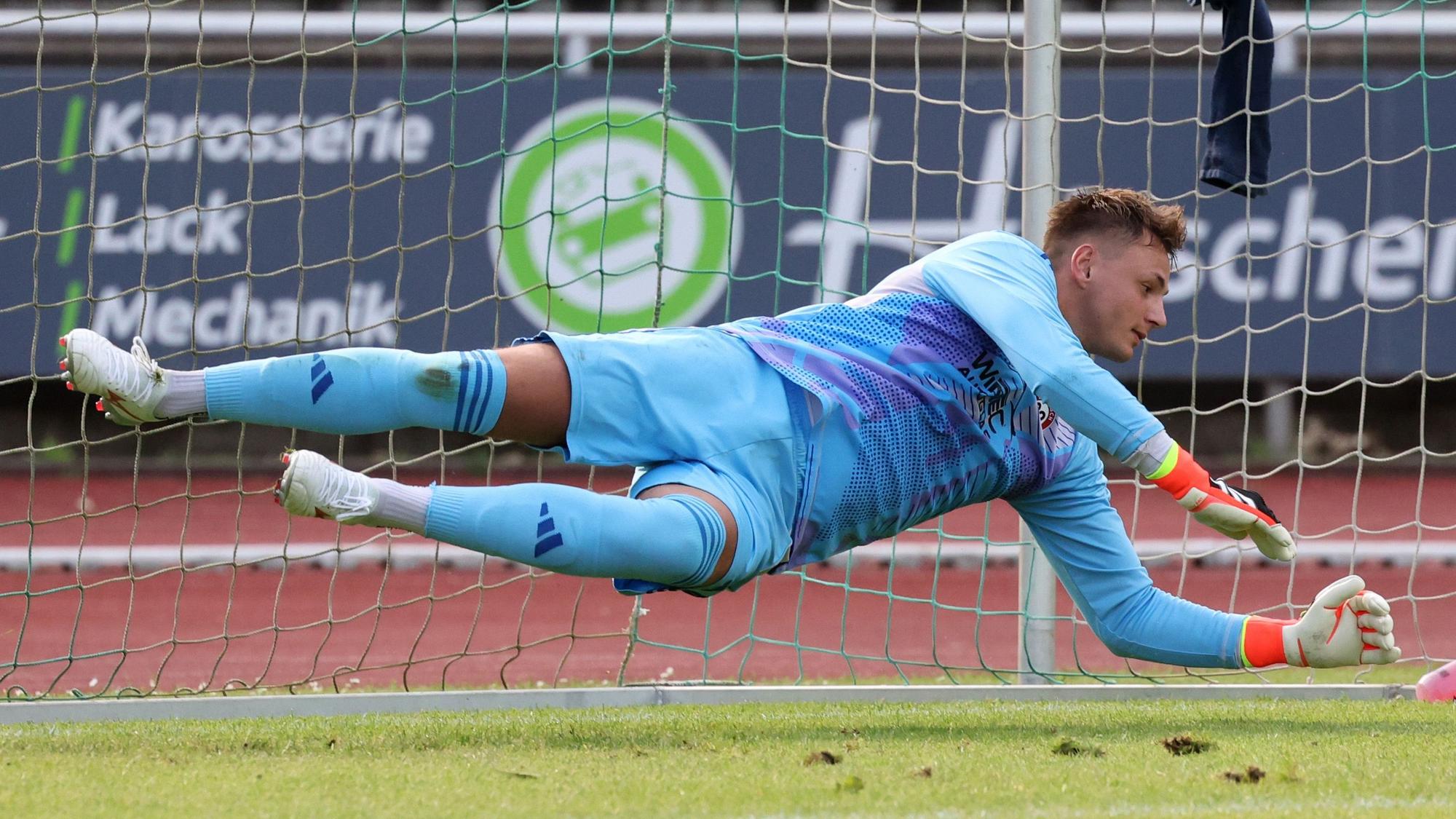 Torwart Yannick Hasenbein bei einer Parade