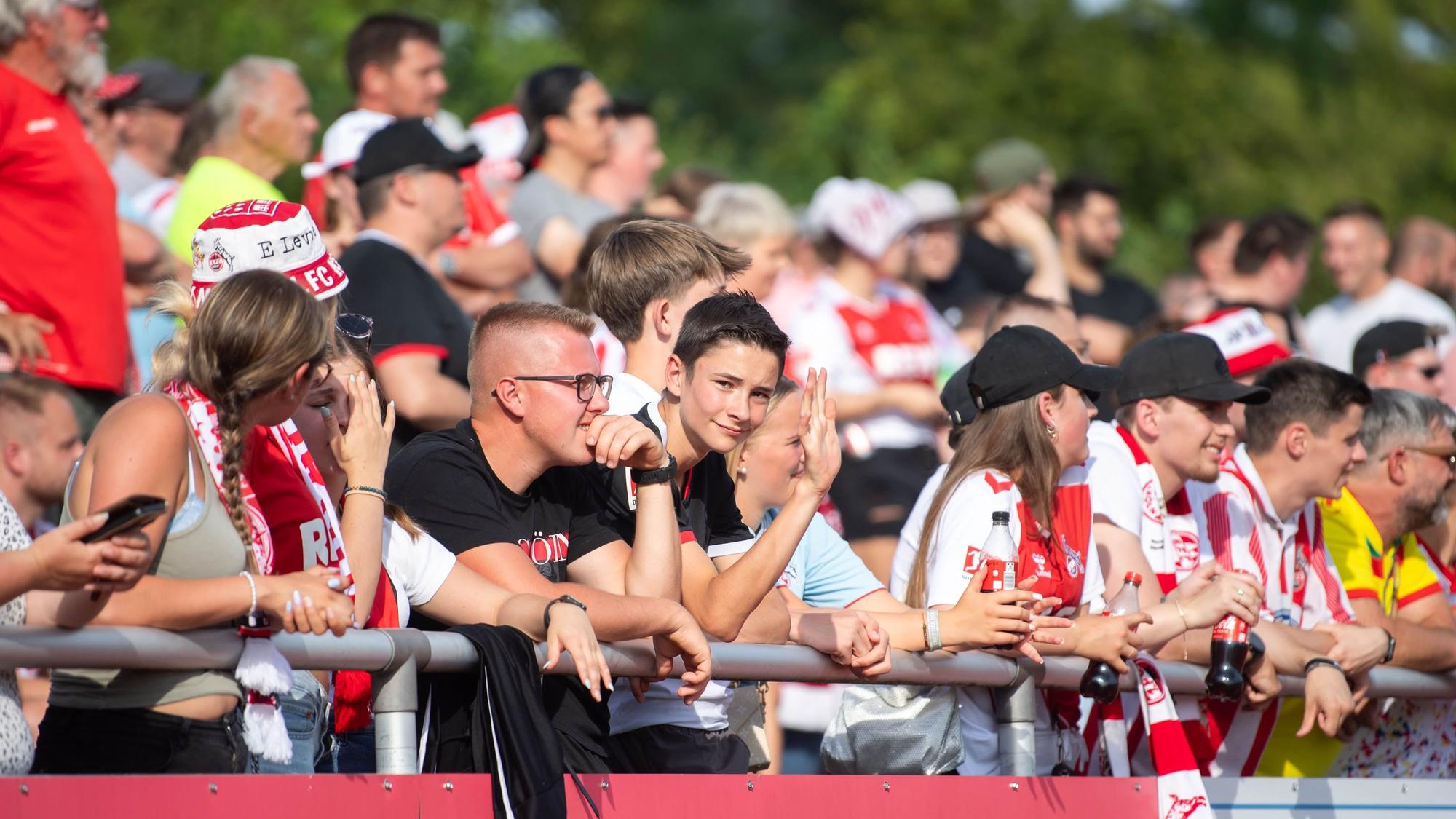 Dicht gedrängt verfolgen die Zuschauer am Spielfeldrand das Geschehen auf dem Spielfeld.